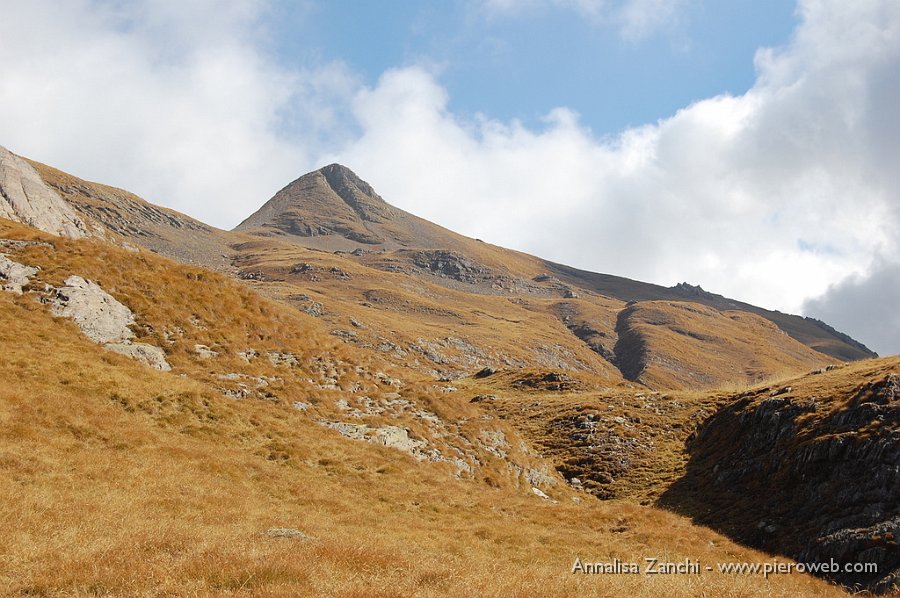 22 Con alle spalle il Farno, in discesa verso i Laghi Gemelli .JPG